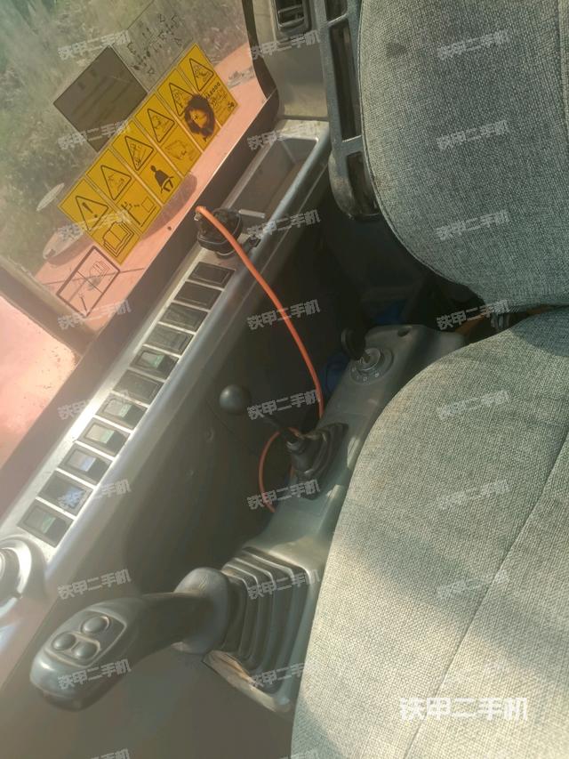 座椅右側(cè)控制臺(tái)/鑰匙門/油門/含右手柄（駕駛室部分）