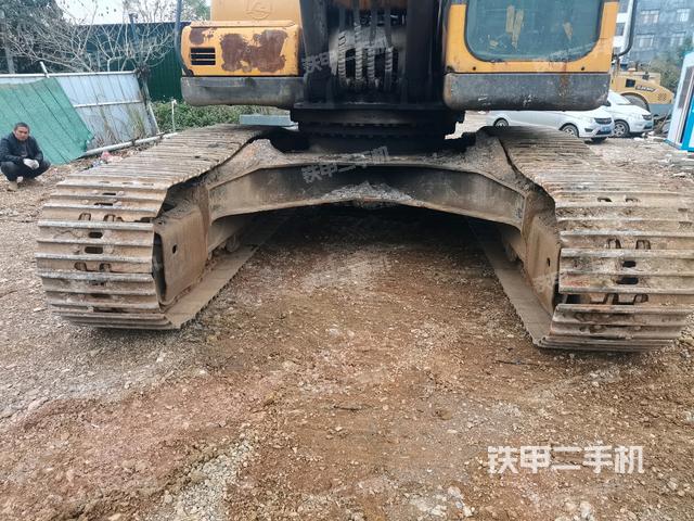 轉(zhuǎn)盤和下車架正前(工作和回轉(zhuǎn)裝置) 轉(zhuǎn)盤和下車架正前(工作和回轉(zhuǎn)裝置)