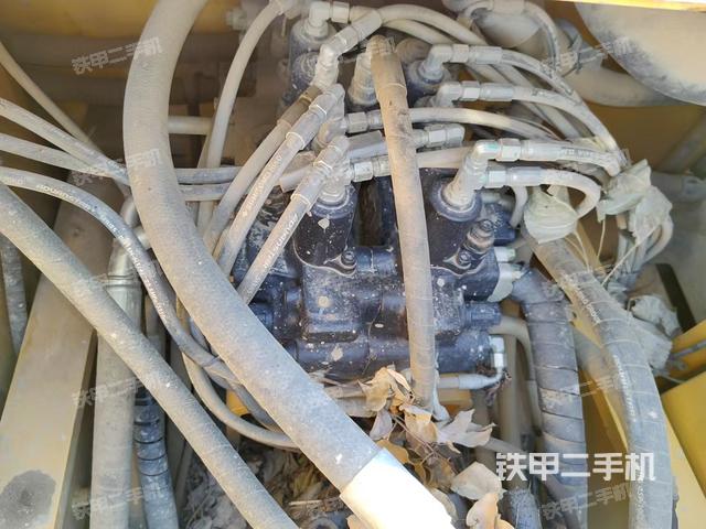 回轉(zhuǎn)馬達(dá)和主控閥（整機(jī)外觀）