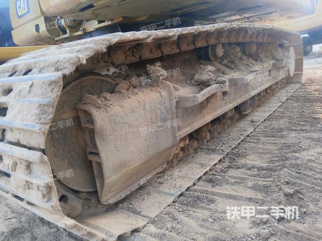 單側(cè)履帶整體(整機(jī)外觀) 單側(cè)履帶整體(整機(jī)外觀)