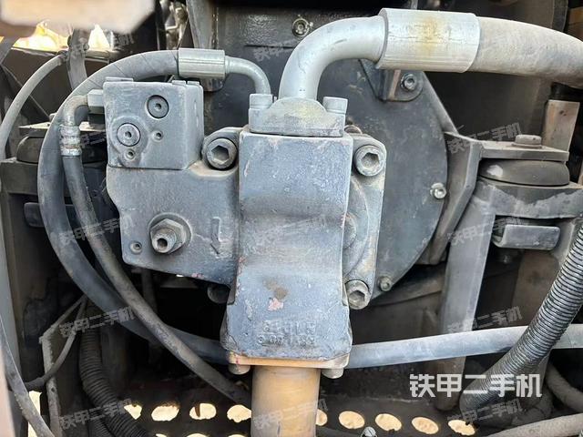 液壓泵艙室正面整體（整機外觀）