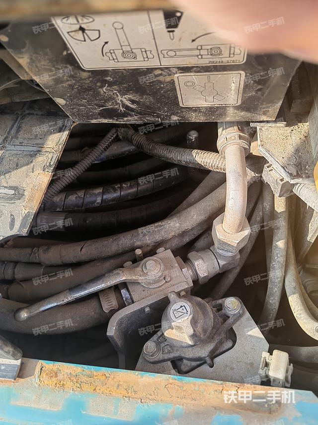 回转马达和主控阀（整机外观）