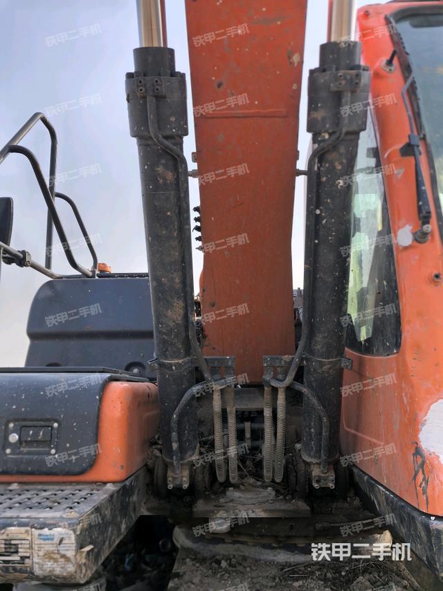 大臂油缸整體?豎拍(工作和回轉裝置) 大臂油缸整體?豎拍(工作和回轉裝置)