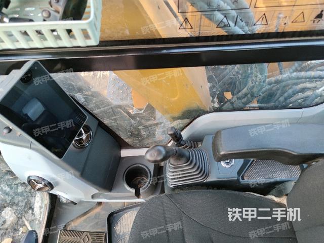 座椅右側(cè)控制臺(tái)/鑰匙門(mén)/油門(mén)/含右手柄(駕駛室部分) 座椅右側(cè)控制臺(tái)/鑰匙門(mén)/油門(mén)/含右手柄(駕駛室部分)