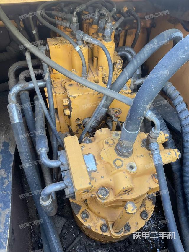 回转马达和主控阀（整机外观）