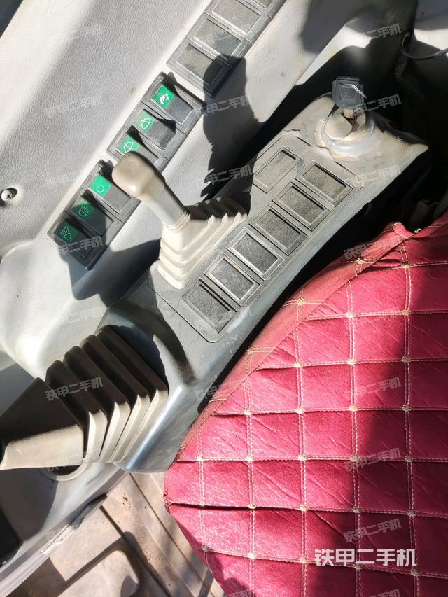 座椅右側(cè)控制臺(tái)/鑰匙門/油門/含右手柄（駕駛室部分）