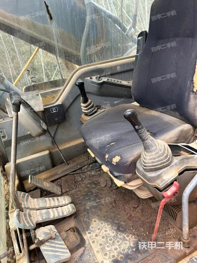 駕駛室整體(整機(jī)外觀) 駕駛室整體(整機(jī)外觀)