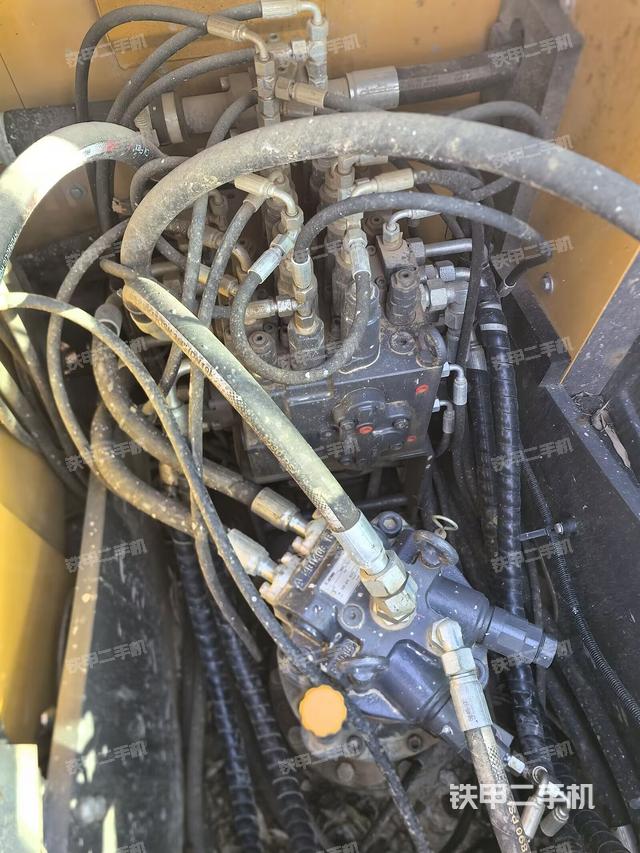 回轉(zhuǎn)馬達和主控閥（整機外觀）