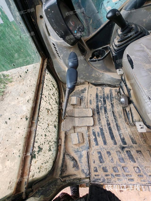 行走控制手柄和踏板?俯拍（駕駛室部分）