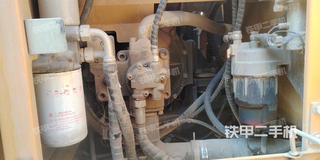 液压泵舱室正面整体（整机外观）