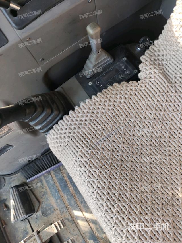 座椅右側(cè)控制臺(tái)/鑰匙門/油門/含右手柄(駕駛室部分) 座椅右側(cè)控制臺(tái)/鑰匙門/油門/含右手柄(駕駛室部分)