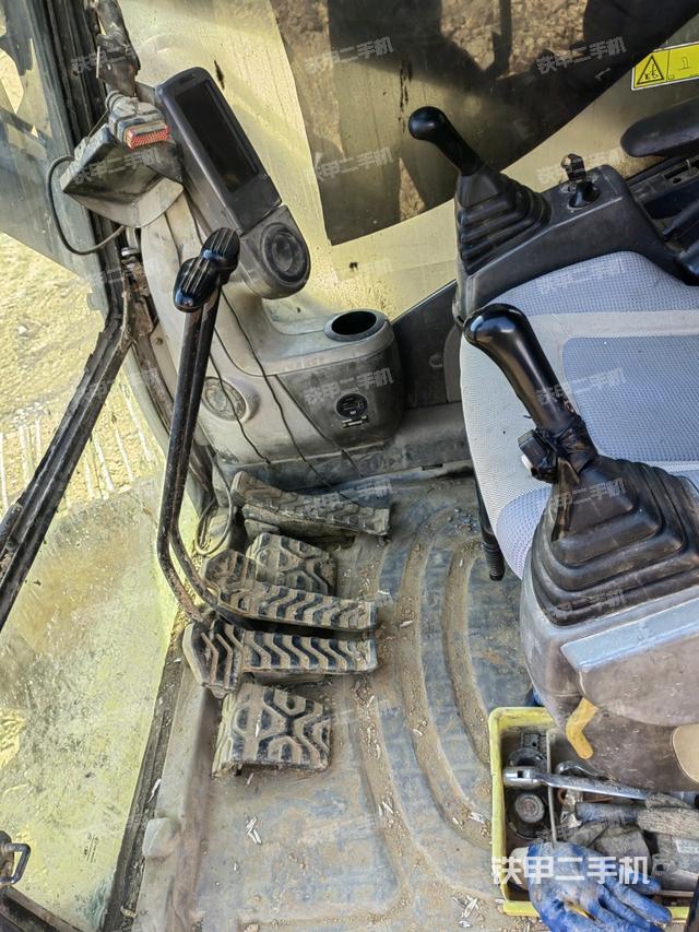 行走控制手柄和踏板?俯拍（駕駛室部分）