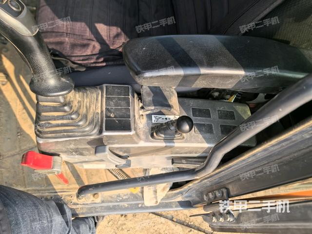 座椅左側控制臺/音響/含左手柄(駕駛室部分) 座椅左側控制臺/音響/含左手柄(駕駛室部分)