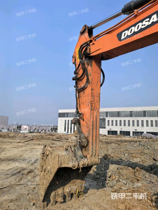 小臂整體左后(工作和回轉裝置) 小臂整體左后(工作和回轉裝置)