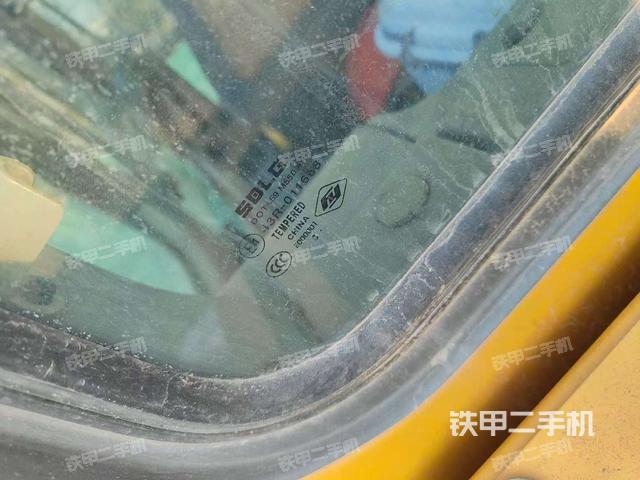 行走控制手柄和踏板?俯拍(駕駛室部分) 行走控制手柄和踏板?俯拍(駕駛室部分)