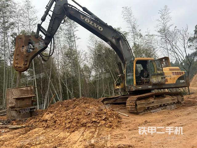 單側(cè)履帶整體(整機(jī)外觀) 單側(cè)履帶整體(整機(jī)外觀)