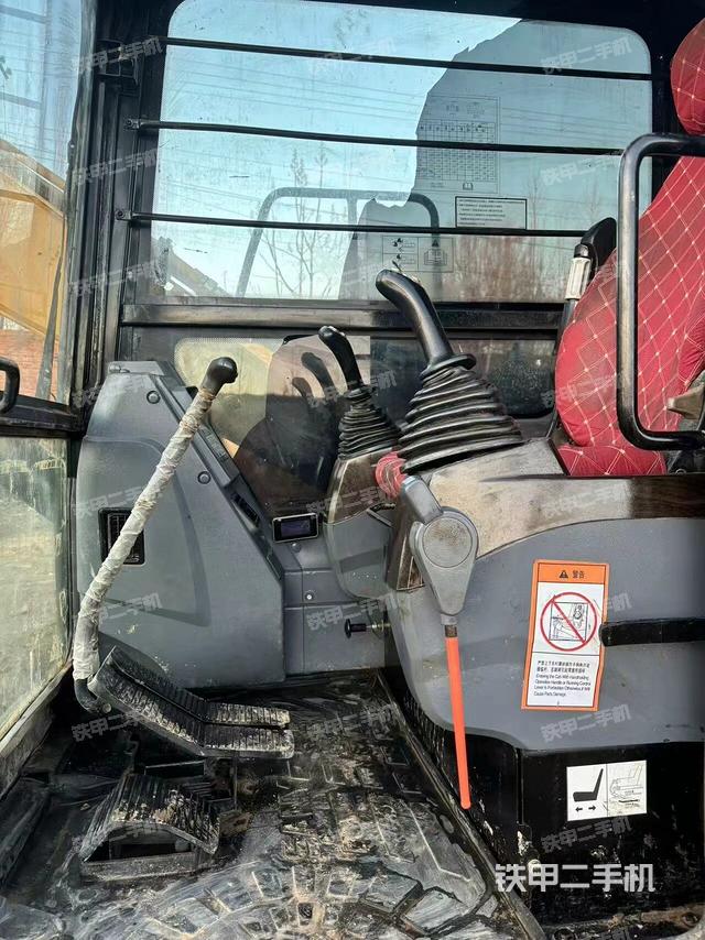 駕駛室頂部（整機外觀）