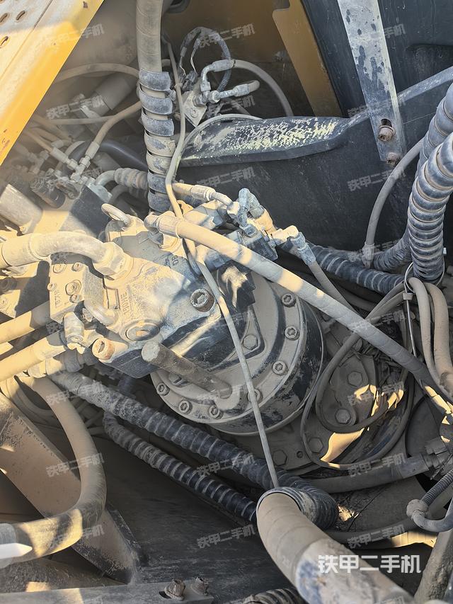 回转马达和主控阀（整机外观）