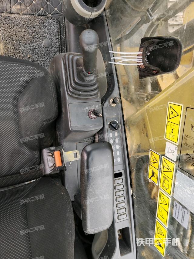 座椅右側(cè)控制臺(tái)/鑰匙門/油門/含右手柄（駕駛室部分）