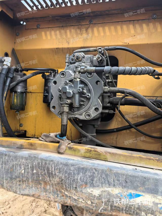 液压泵舱室正面整体（整机外观）