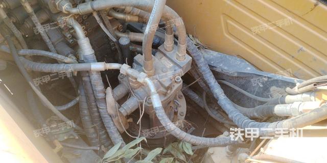 回转马达和主控阀（整机外观）