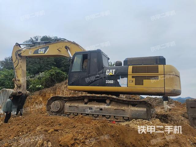 單側(cè)履帶整體(整機(jī)外觀) 單側(cè)履帶整體(整機(jī)外觀)