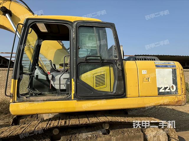 駕駛室整體(整機(jī)外觀) 駕駛室整體(整機(jī)外觀)
