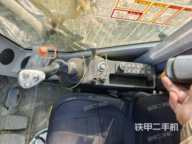 座椅右側(cè)控制臺/鑰匙門/油門/含右手柄(駕駛室部分) 座椅右側(cè)控制臺/鑰匙門/油門/含右手柄(駕駛室部分)