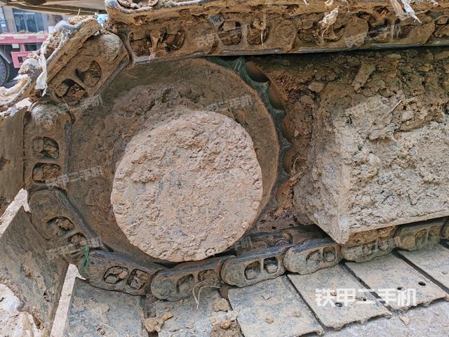 左驅(qū)動輪（行走機構(gòu)）