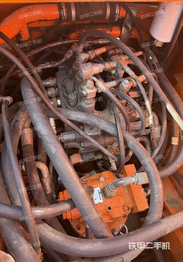 回轉(zhuǎn)馬達(dá)和主控閥（整機(jī)外觀）