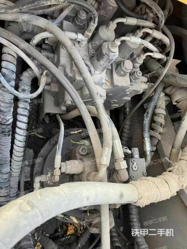 回转马达和主控阀（整机外观）