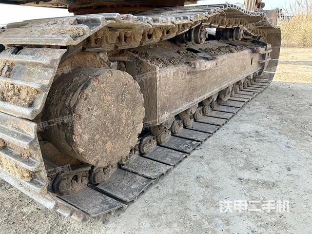 單側(cè)履帶整體(整機(jī)外觀) 單側(cè)履帶整體(整機(jī)外觀)