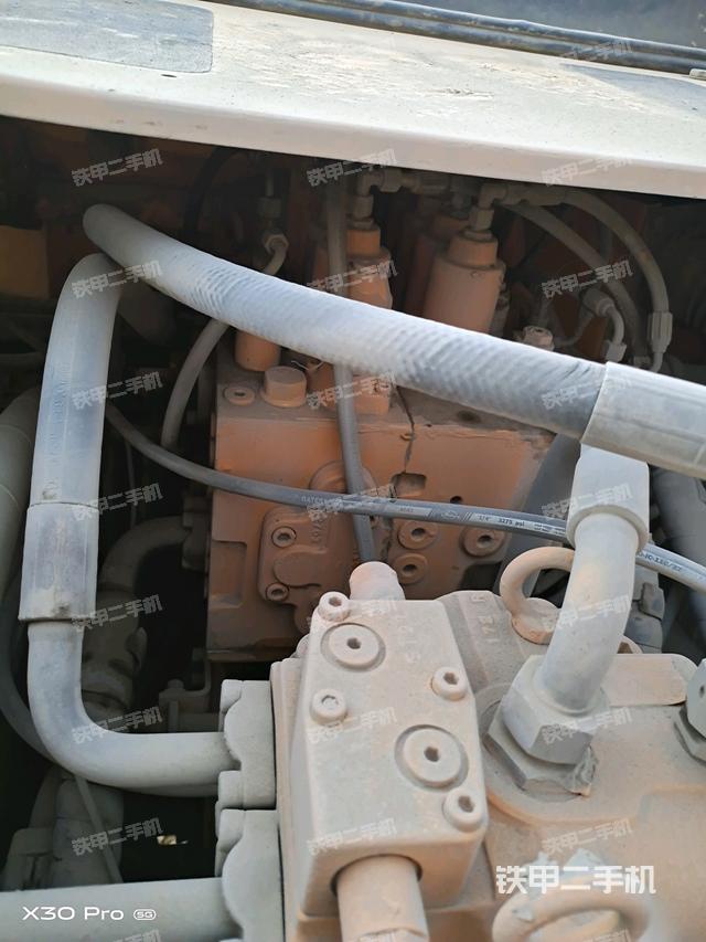 回轉(zhuǎn)馬達(dá)和主控閥（整機(jī)外觀）