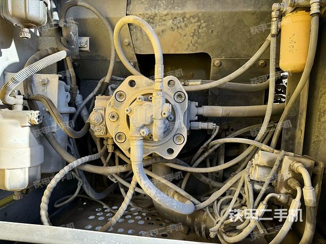 液壓泵艙室正面整體（整機外觀）