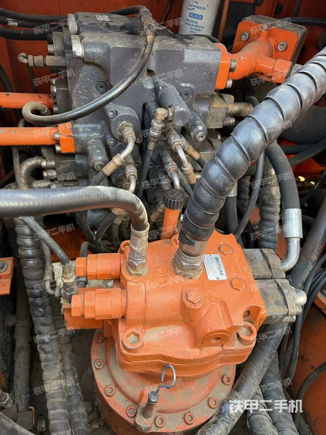 回轉(zhuǎn)馬達(dá)和主控閥（整機(jī)外觀）