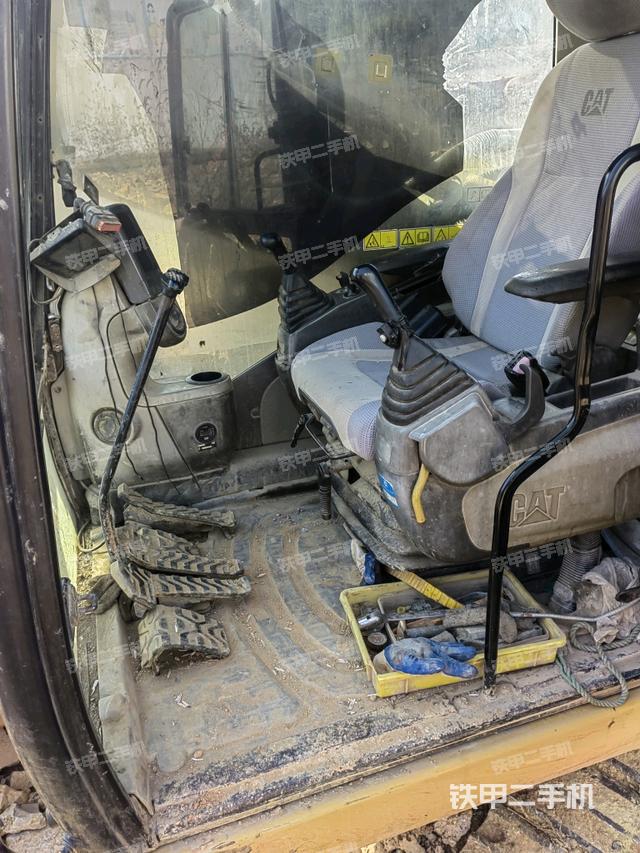 左后方玻璃角標（駕駛室部分）