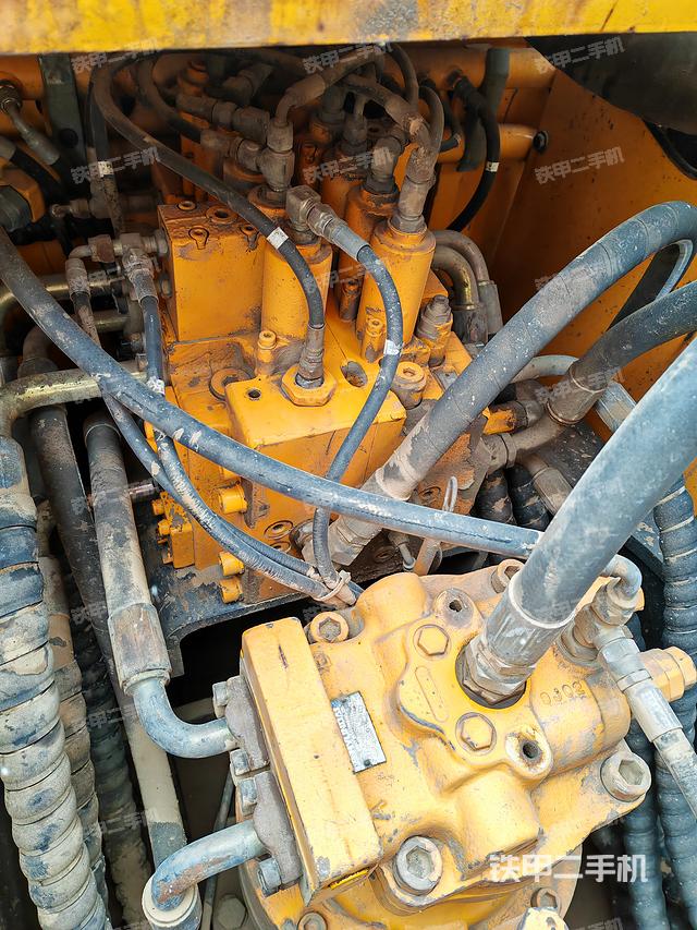 回轉(zhuǎn)馬達(dá)和主控閥（整機(jī)外觀）