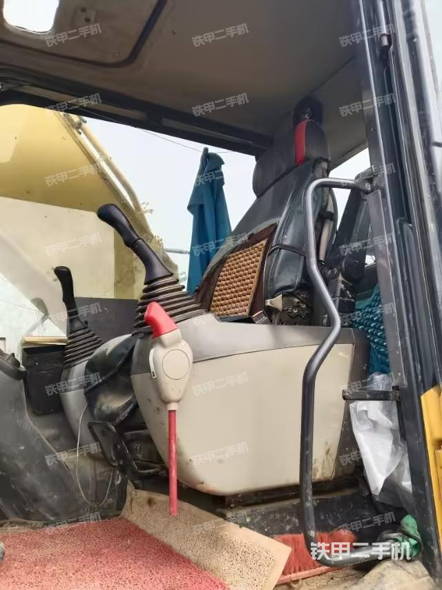 駕駛室整體(整機(jī)外觀) 駕駛室整體(整機(jī)外觀)