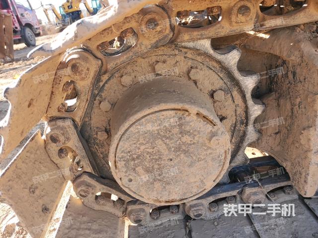 左驅(qū)動輪（行走機構(gòu)）