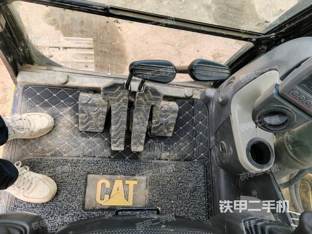 行走控制手柄和踏板?俯拍（駕駛室部分）