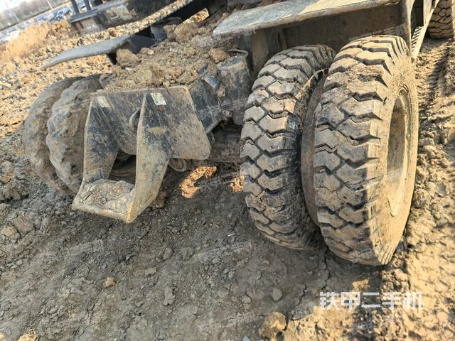 轉盤和下車架正前(工作和回轉裝置) 轉盤和下車架正前(工作和回轉裝置)