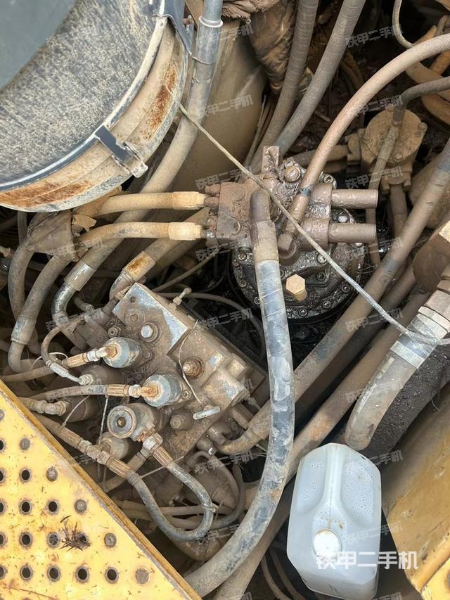 回轉(zhuǎn)馬達(dá)和主控閥(整機(jī)外觀) 回轉(zhuǎn)馬達(dá)和主控閥(整機(jī)外觀)