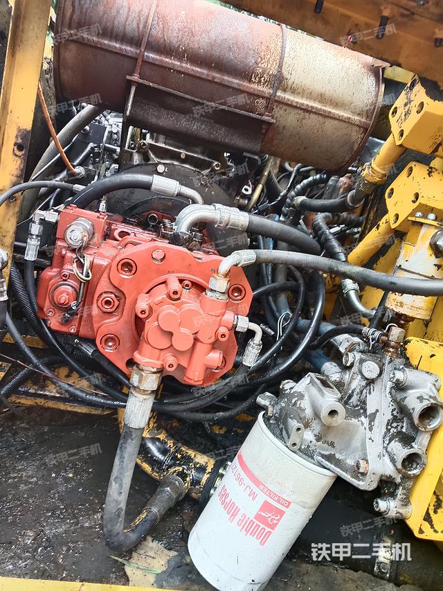 液压泵舱室正面整体（整机外观）