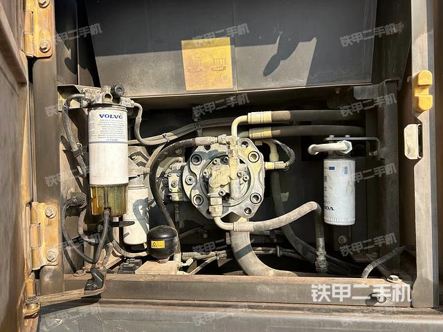 液壓泵艙室正面整體（整機(jī)外觀）