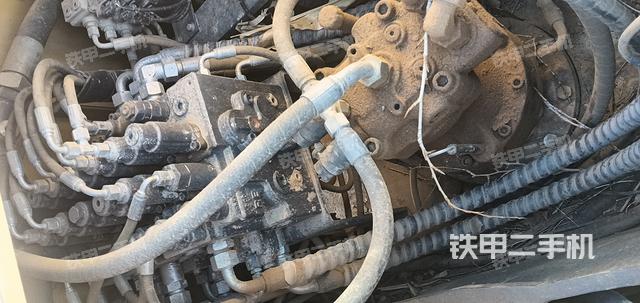 回转马达和主控阀（整机外观）