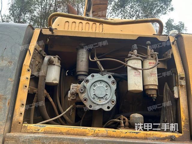 液壓泵艙室正面整體(整機(jī)外觀) 液壓泵艙室正面整體(整機(jī)外觀)