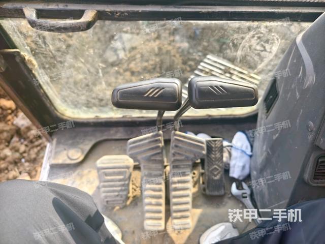 行走控制手柄和踏板?俯拍(駕駛室部分) 行走控制手柄和踏板?俯拍(駕駛室部分)
