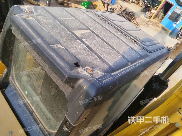 駕駛室頂部(整機(jī)外觀) 駕駛室頂部(整機(jī)外觀)