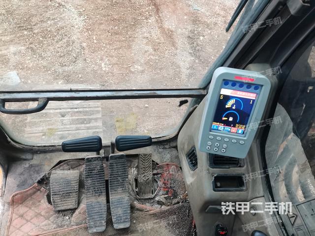行走控制手柄和踏板?俯拍(駕駛室部分) 行走控制手柄和踏板?俯拍(駕駛室部分)