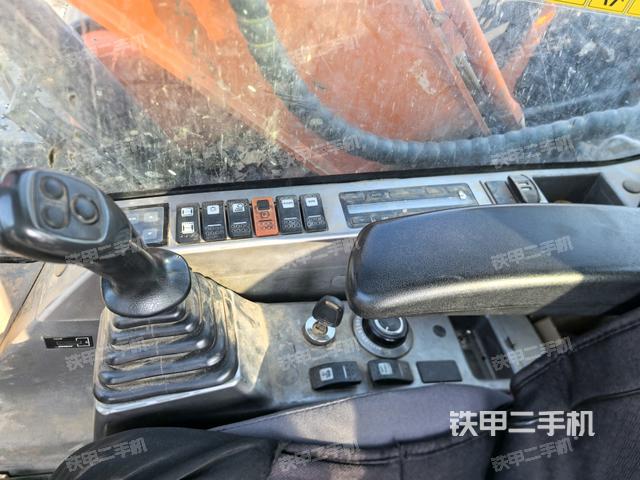 座椅右側控制臺/鑰匙門/油門/含右手柄(駕駛室部分) 座椅右側控制臺/鑰匙門/油門/含右手柄(駕駛室部分)